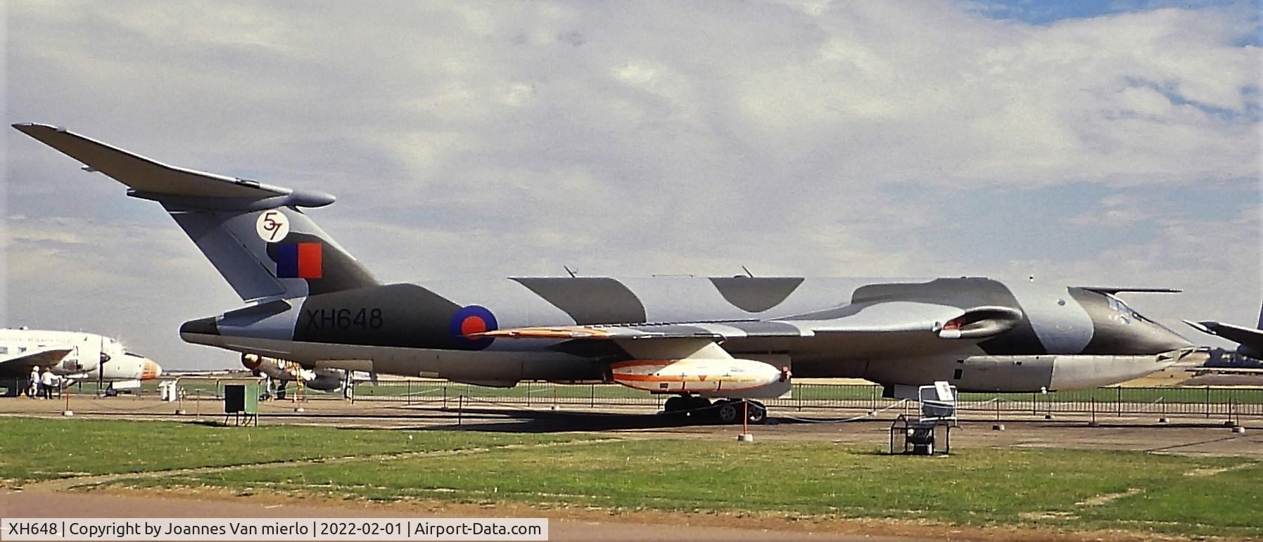 XH648, 1959 Handley Page Victor K.1A C/N HP80/48, slide scan