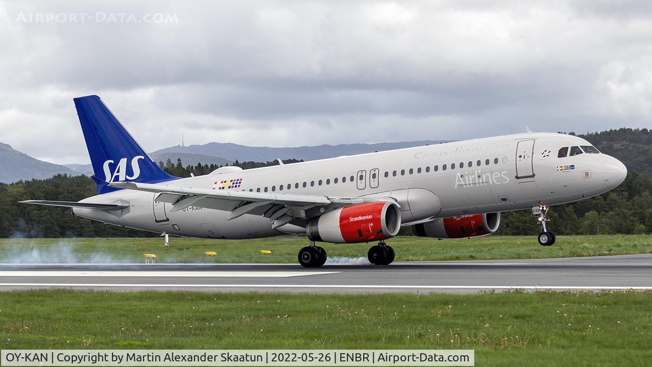 OY-KAN, 2006 Airbus A320-232 C/N 2958, Ldg. rwy. 17.