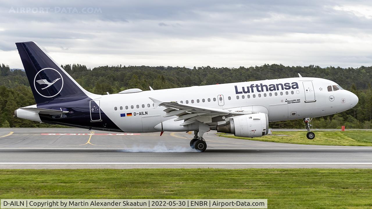 D-AILN, 1997 Airbus A319-114 C/N 700, Ldg. rwy. 17.