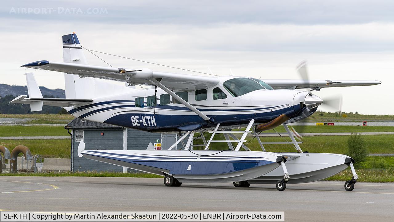 SE-KTH, 1995 Cessna 208 Caravan 1 C/N 2080245, Taxying to parking.