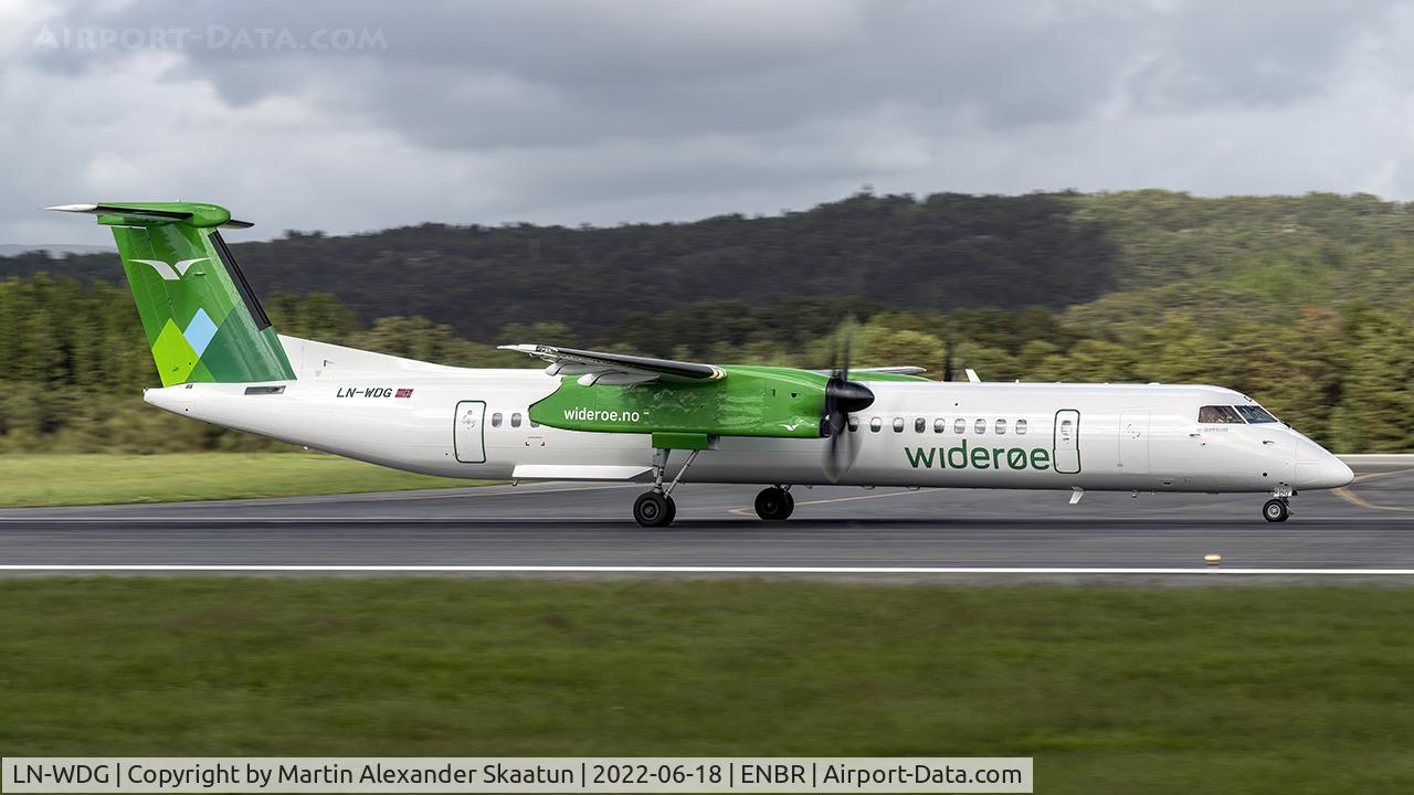 LN-WDG, 2009 Bombardier DHC-8-402 Dash 8 C/N 4266, T/O rwy. 17.