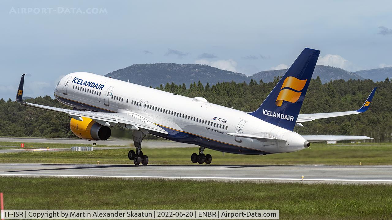 TF-ISR, 1999 Boeing 757-256 C/N 26248, T/O rwy. 35.