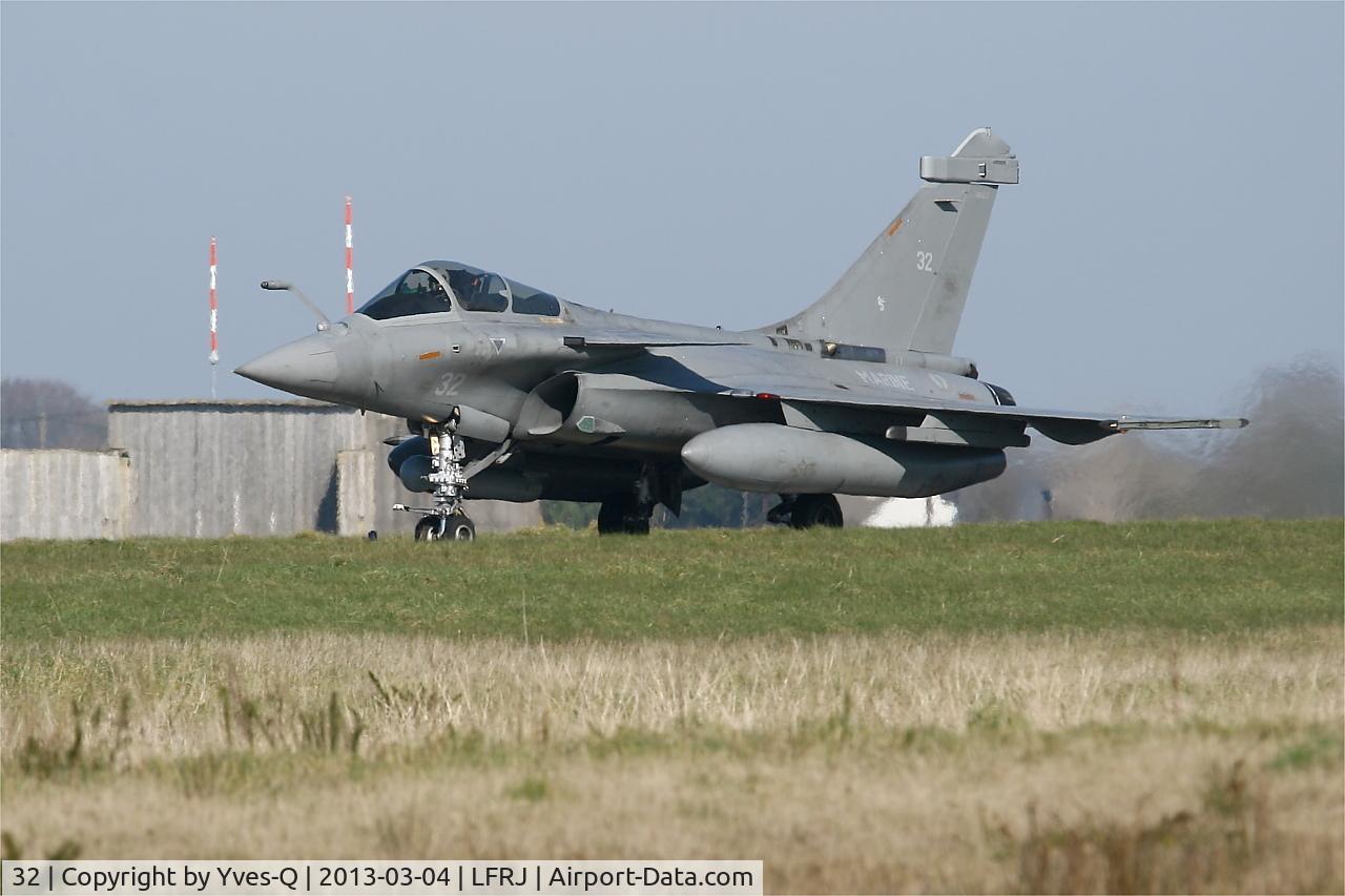 32, Dassault Rafale M C/N 32, Dassault Rafale M, Taxiing to holding point rwy 08, Landivisiau Naval Air Base (LFRJ)