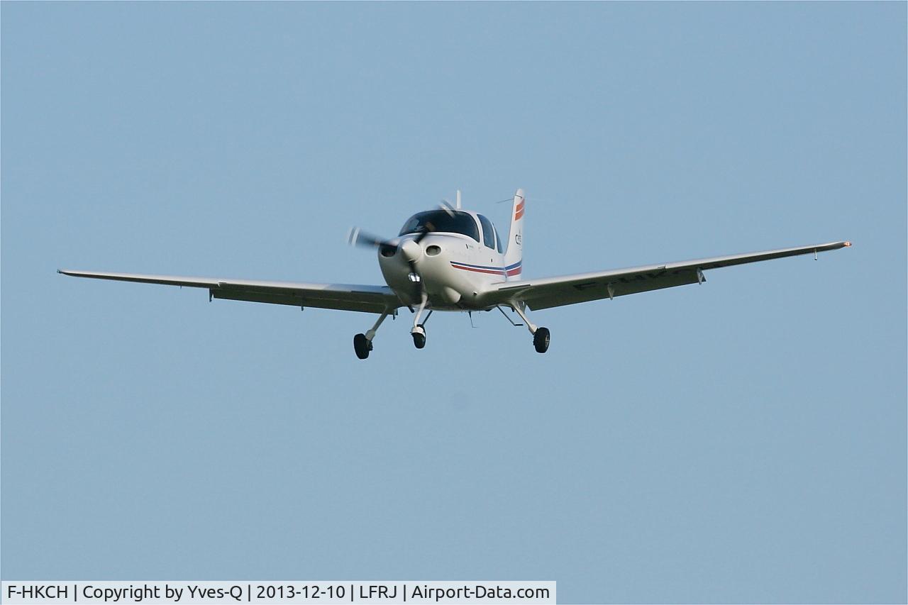 F-HKCH, Cirrus SR20 C/N 2189, Cirrus SR-20, Short approach rwy 26, Landivisiau Naval Air Base (LFRJ)