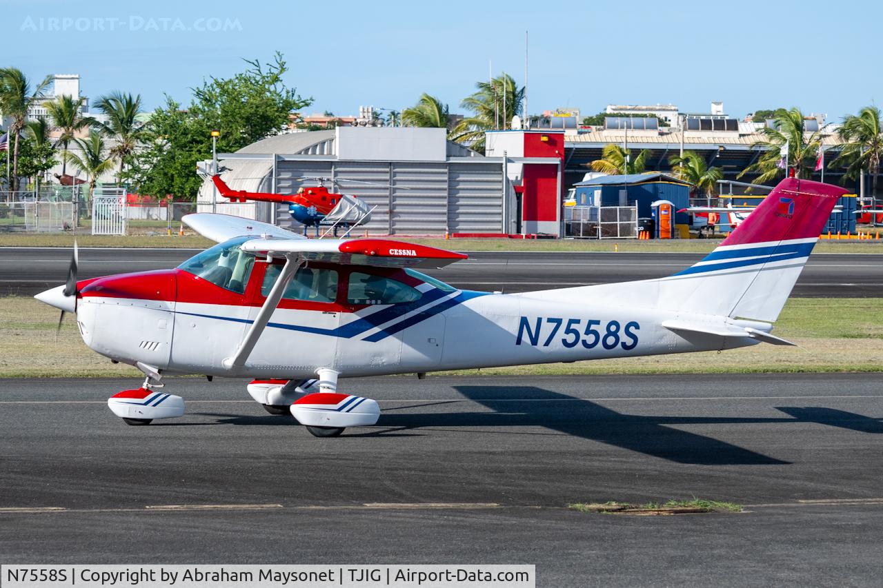 N7558S, 1976 Cessna 182Q Skylane C/N 18265207, Taxing for departure
