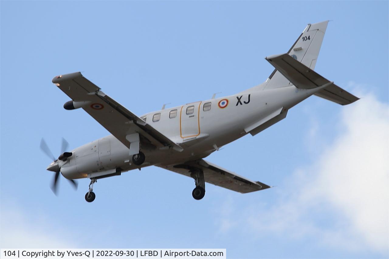 104, Socata TBM-700A C/N 104, Socata TBM-700A, On final rwy 23, Bordeaux Mérignac airport (LFBD-BOD)