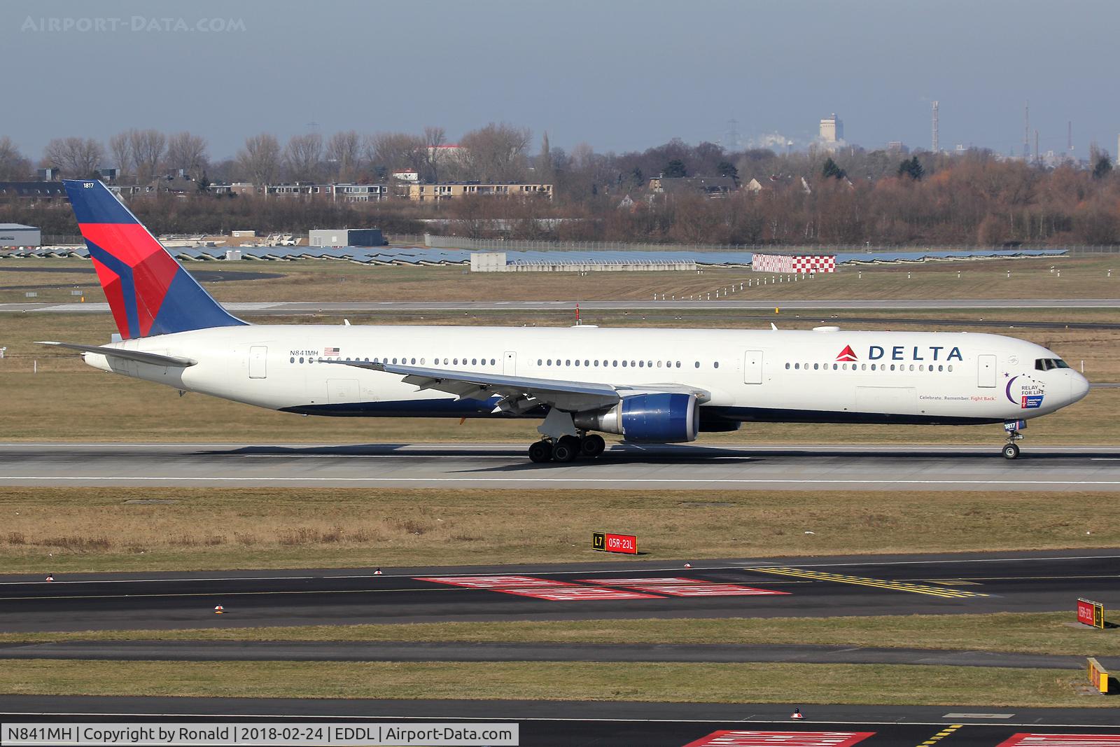 N841MH, 2001 Boeing 767-432/ER C/N 29714, at dus