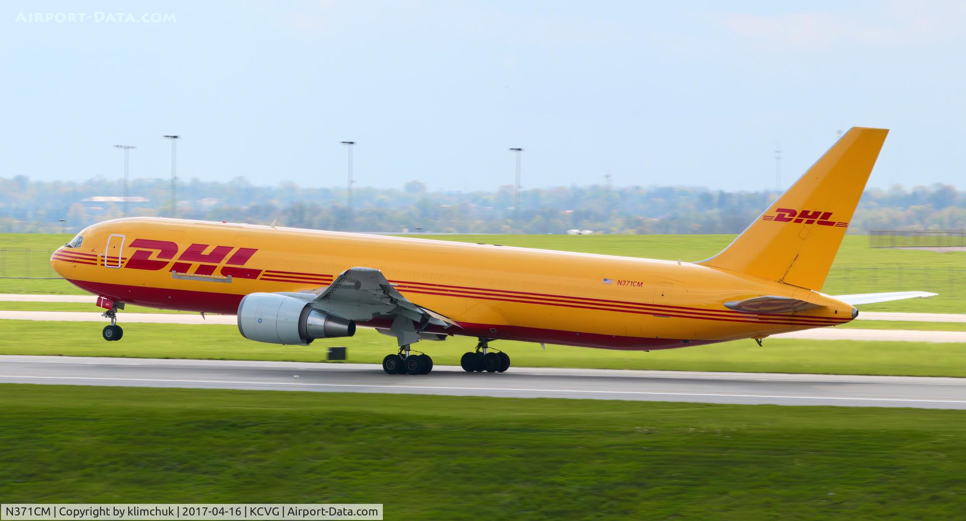 N371CM, 1994 Boeing 767-338 C/N 25577, Taking off