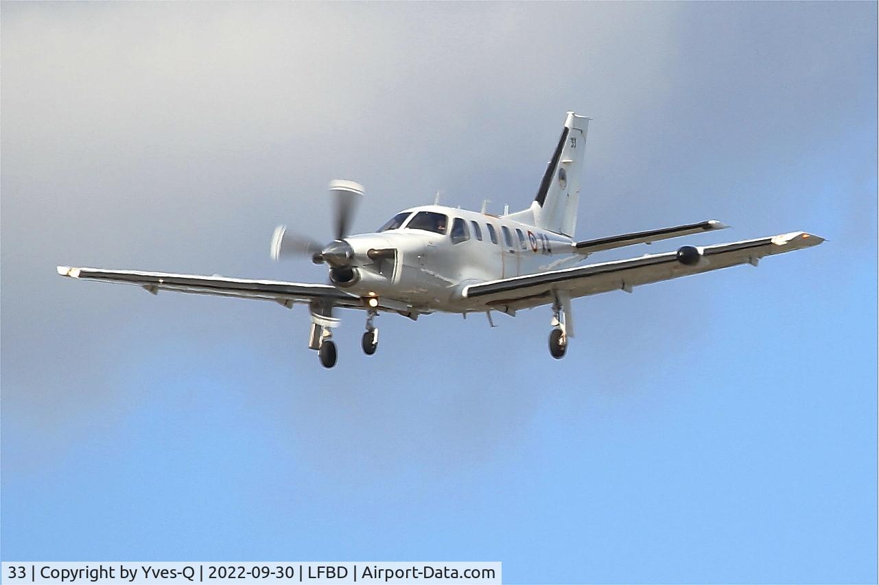 33, Socata TBM-700A C/N 33, Socata TBM-700A, Short approach rwy 23, Bordeaux Mérignac airport (LFBD-BOD)
