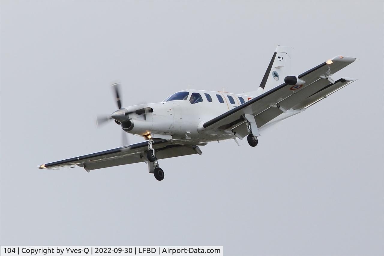 104, Socata TBM-700A C/N 104, Socata TBM-700A, Short approach rwy 23, Bordeaux Mérignac airport (LFBD-BOD)