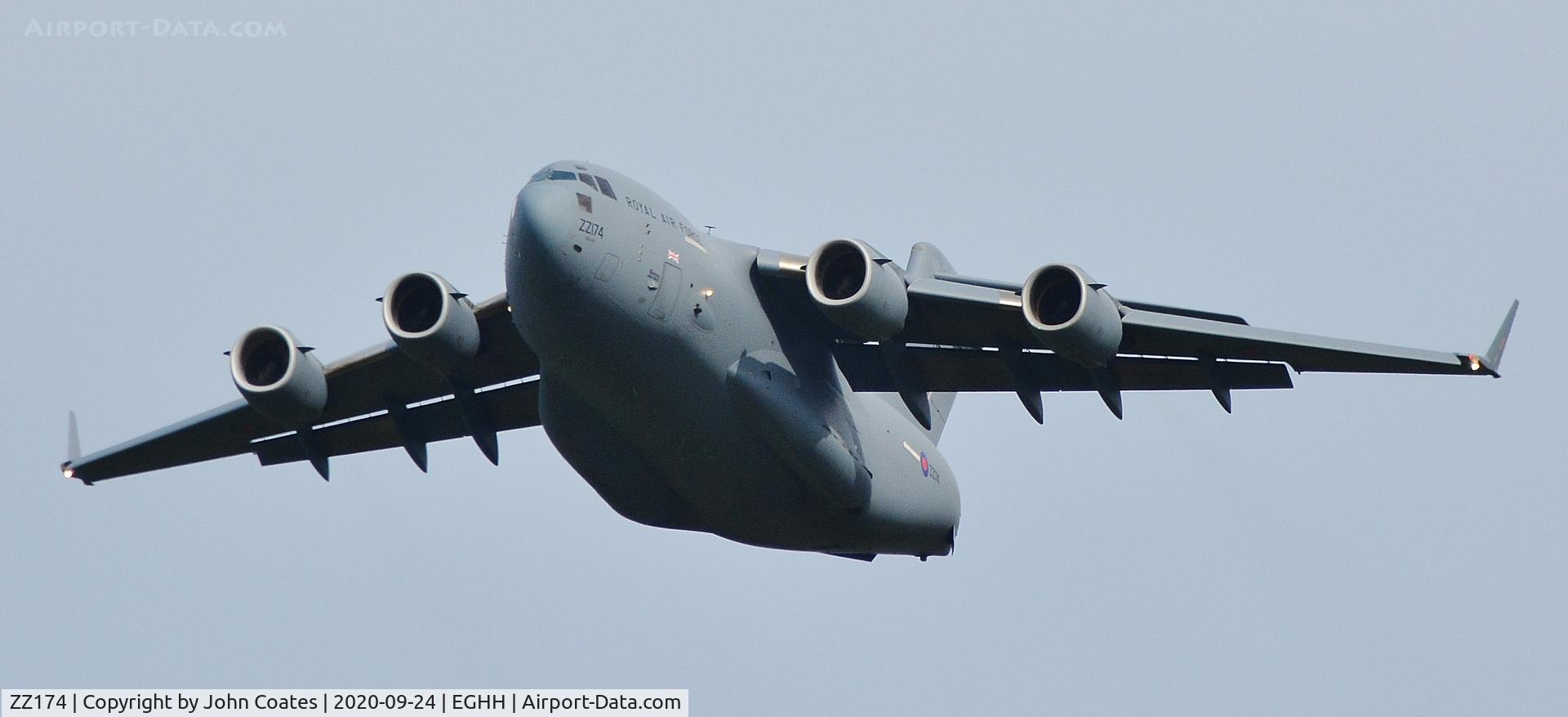 ZZ174, 2001 Boeing C-17A Globemaster III C/N F-081, Training approach to 26