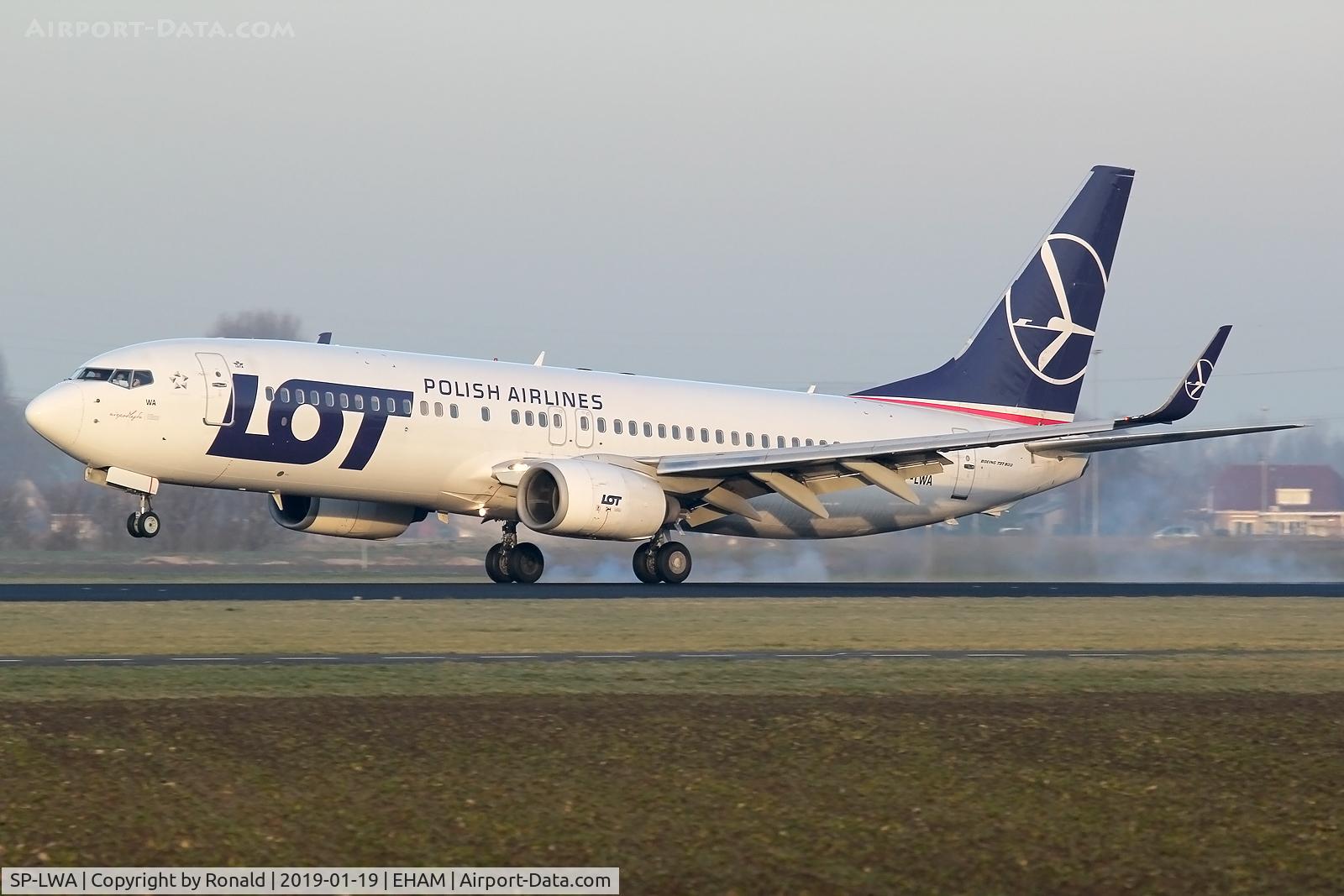 SP-LWA, 2005 Boeing 737-89P C/N 30682, at spl
