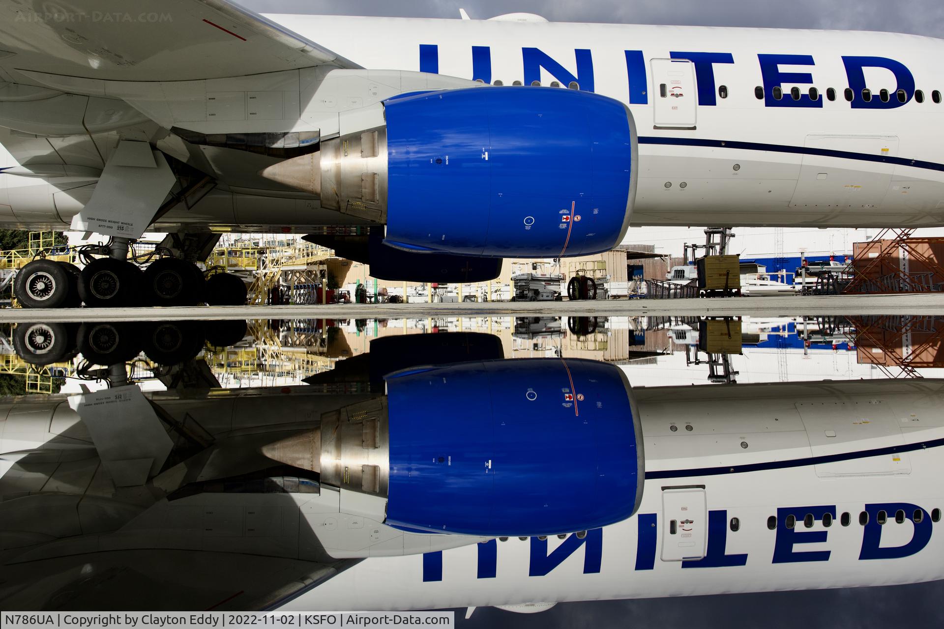 N786UA, 1997 Boeing 777-222/ER C/N 26938, SFO 2022.