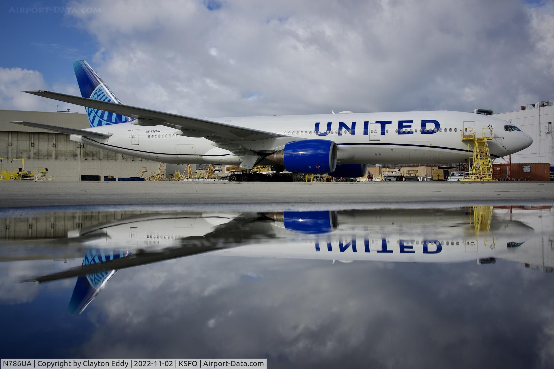N786UA, 1997 Boeing 777-222/ER C/N 26938, SFO 2022.