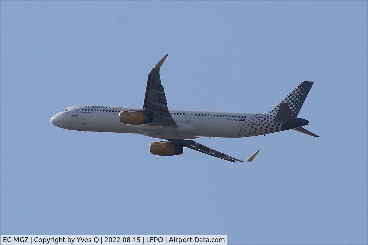 EC-MGZ, 2015 Airbus A321-231 C/N 6660, Airbus A321-231, Climbing from rwy 24, Paris-Orly airport (LFPO-ORY)