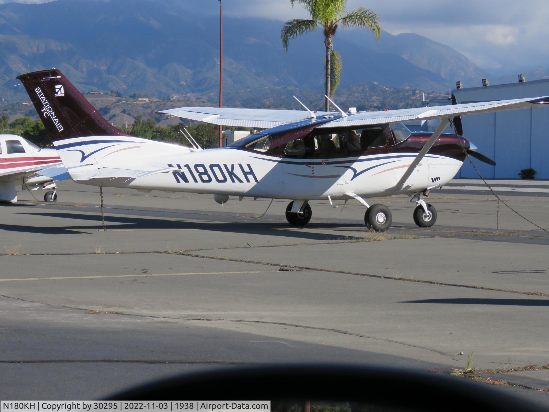 N180KH, 2015 Cessna T206H Turbo Stationair C/N T206-01980, Parked