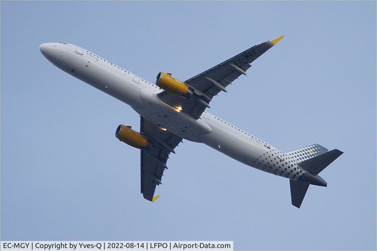 EC-MGY, 2015 Airbus A321-231 C/N 6638, Airbus A321-231, Climbing from rwy 24, Paris Orly airport (LFPO-ORY)