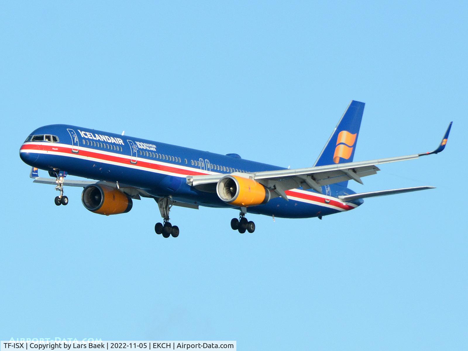 TF-ISX, 2000 Boeing 757-3E7 C/N 30179, RWY22L