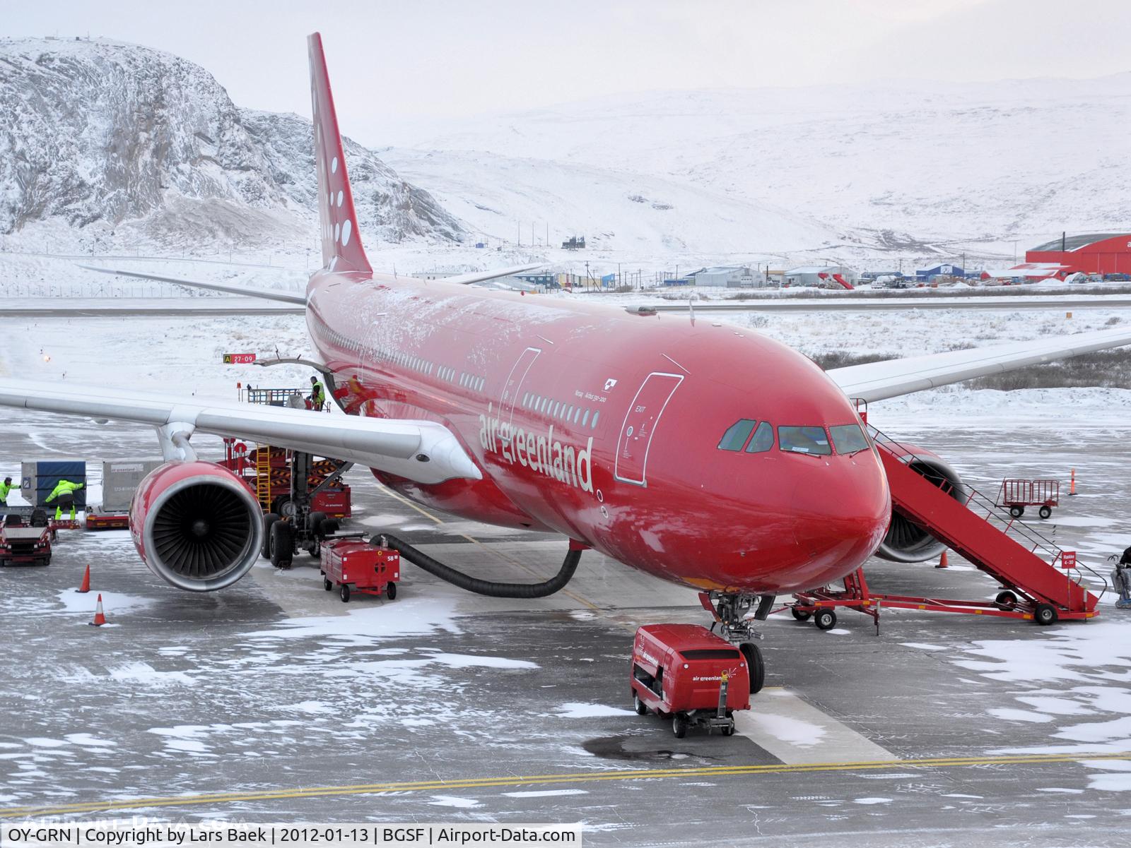 OY-GRN, 1998 Airbus A330-223 C/N 230, Very cold day in Kangerlussuaq -25 C