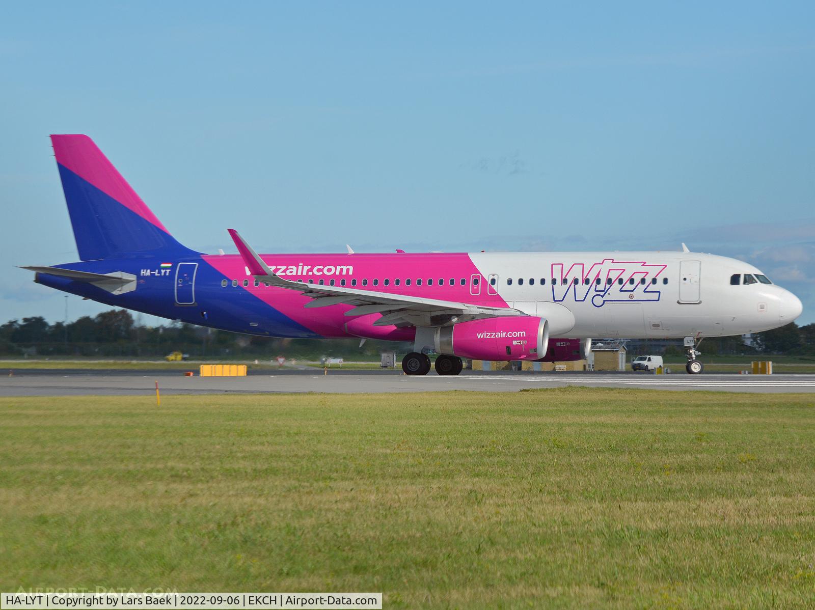 HA-LYT, 2015 Airbus A320-232 C/N 6683, RWY04R