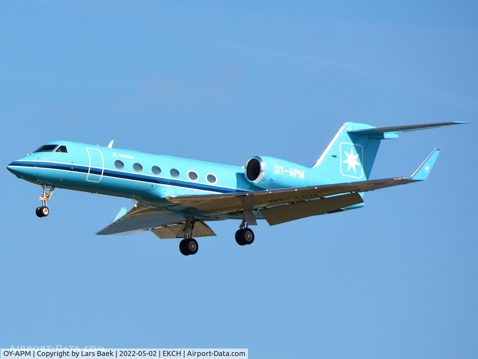OY-APM, 2014 Gulfstream Aerospace GIV-X (G450) C/N 4305, RWY22L