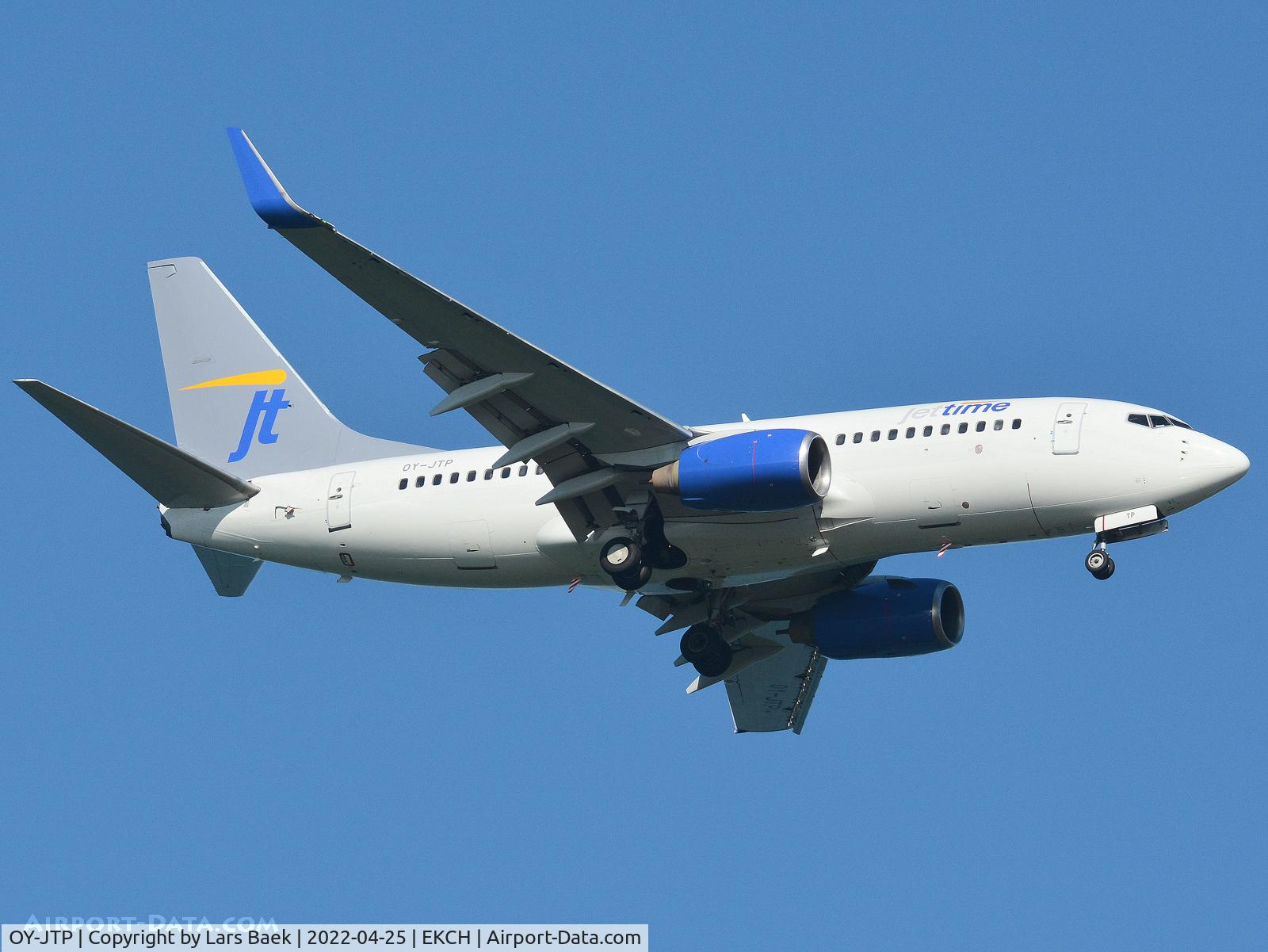 OY-JTP, 2005 Boeing 737-79L C/N 34022, RWY04L from 