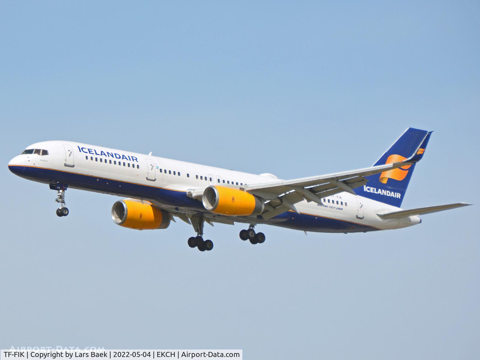 TF-FIK, 1999 Boeing 757-256 C/N 26254, RWY22L from 