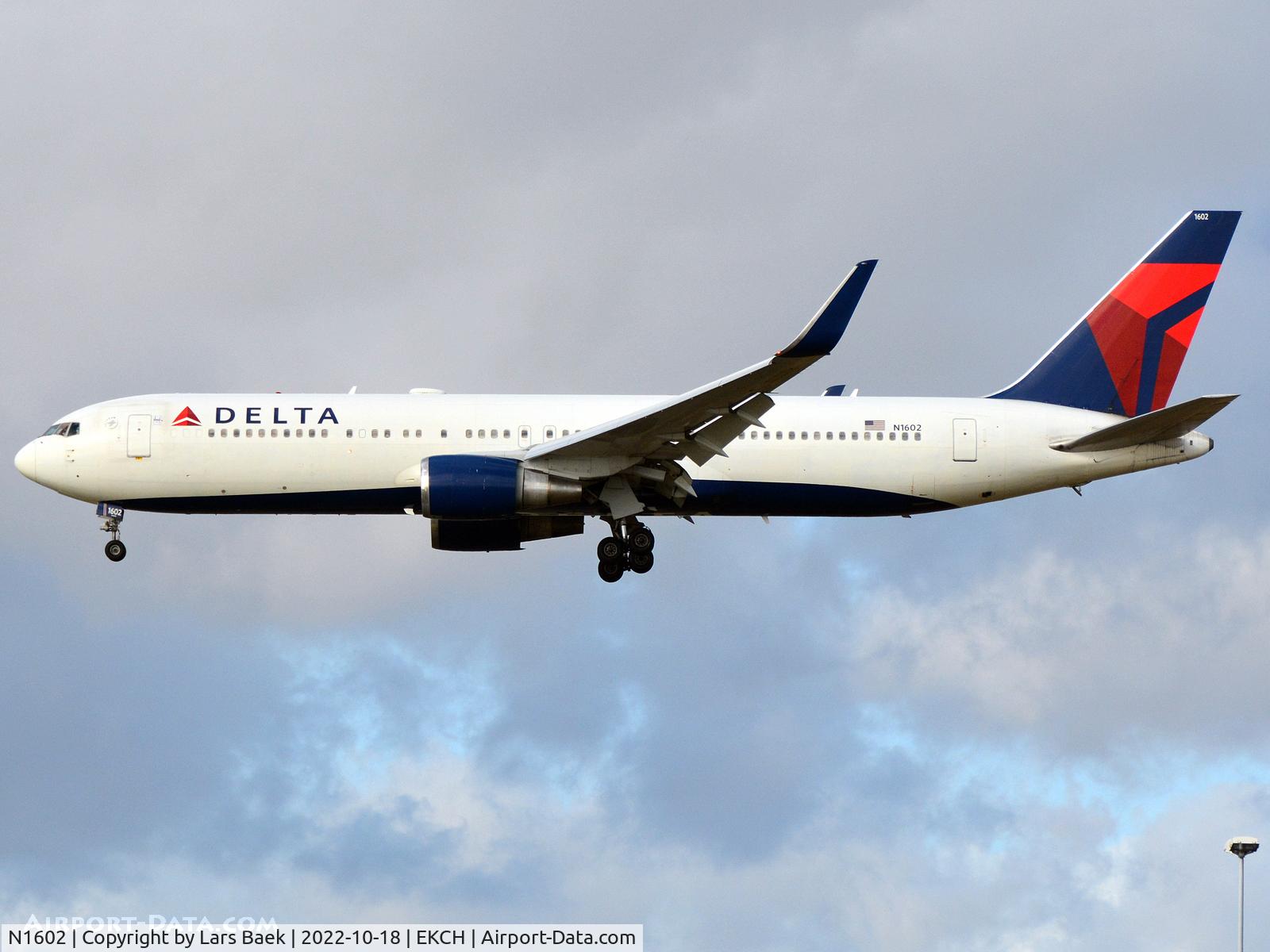 N1602, 1999 Boeing 767-332 C/N 29694, RWY22L