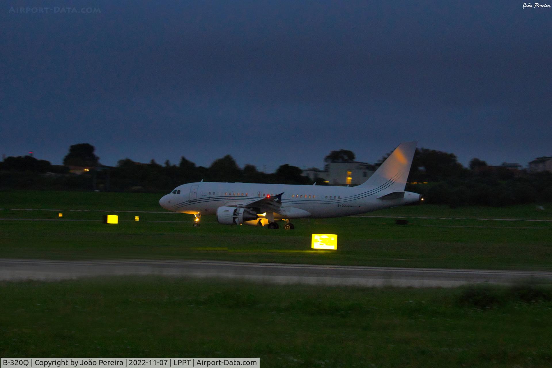 B-320Q, 2009 Airbus A319-115(CJ) C/N 3826, A319 ACJ at LPPT