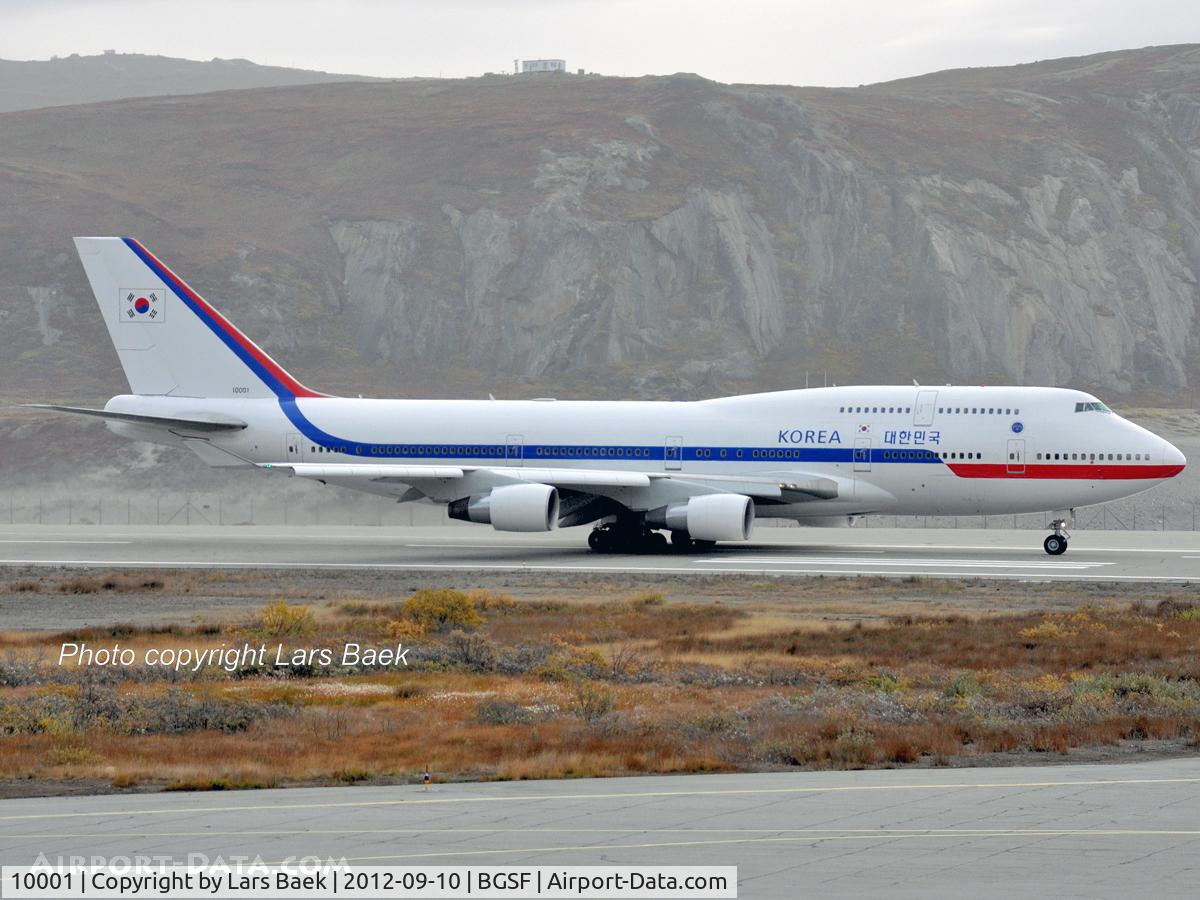 10001, 2001 Boeing 747-4B5 C/N 26412, Departing