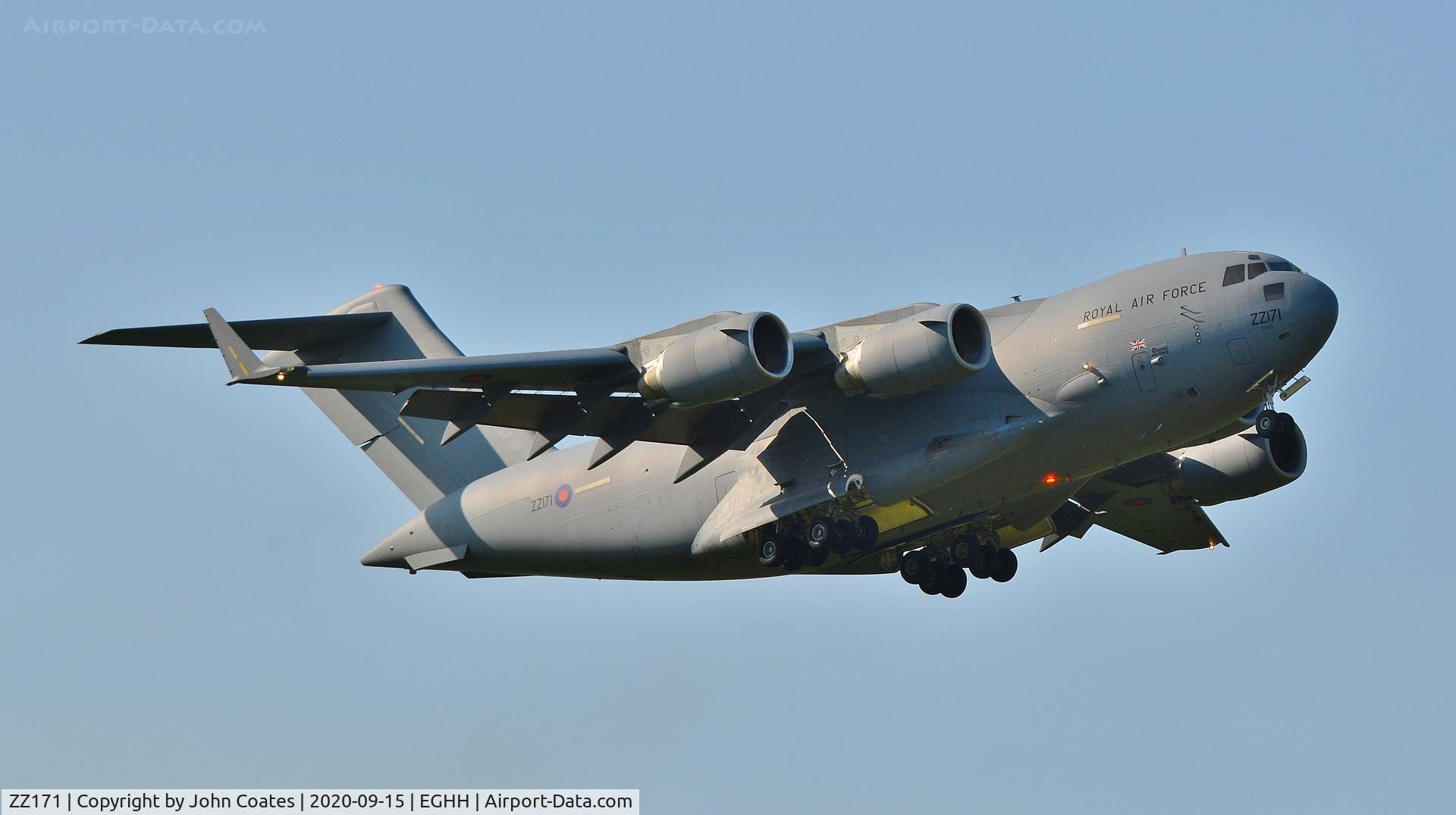 ZZ171, 2000 Boeing C-17A Globemaster III C/N F-007, Training approach to 08