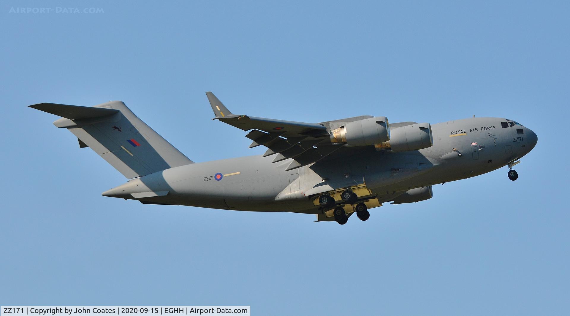 ZZ171, 2000 Boeing C-17A Globemaster III C/N F-007, Low pass in training