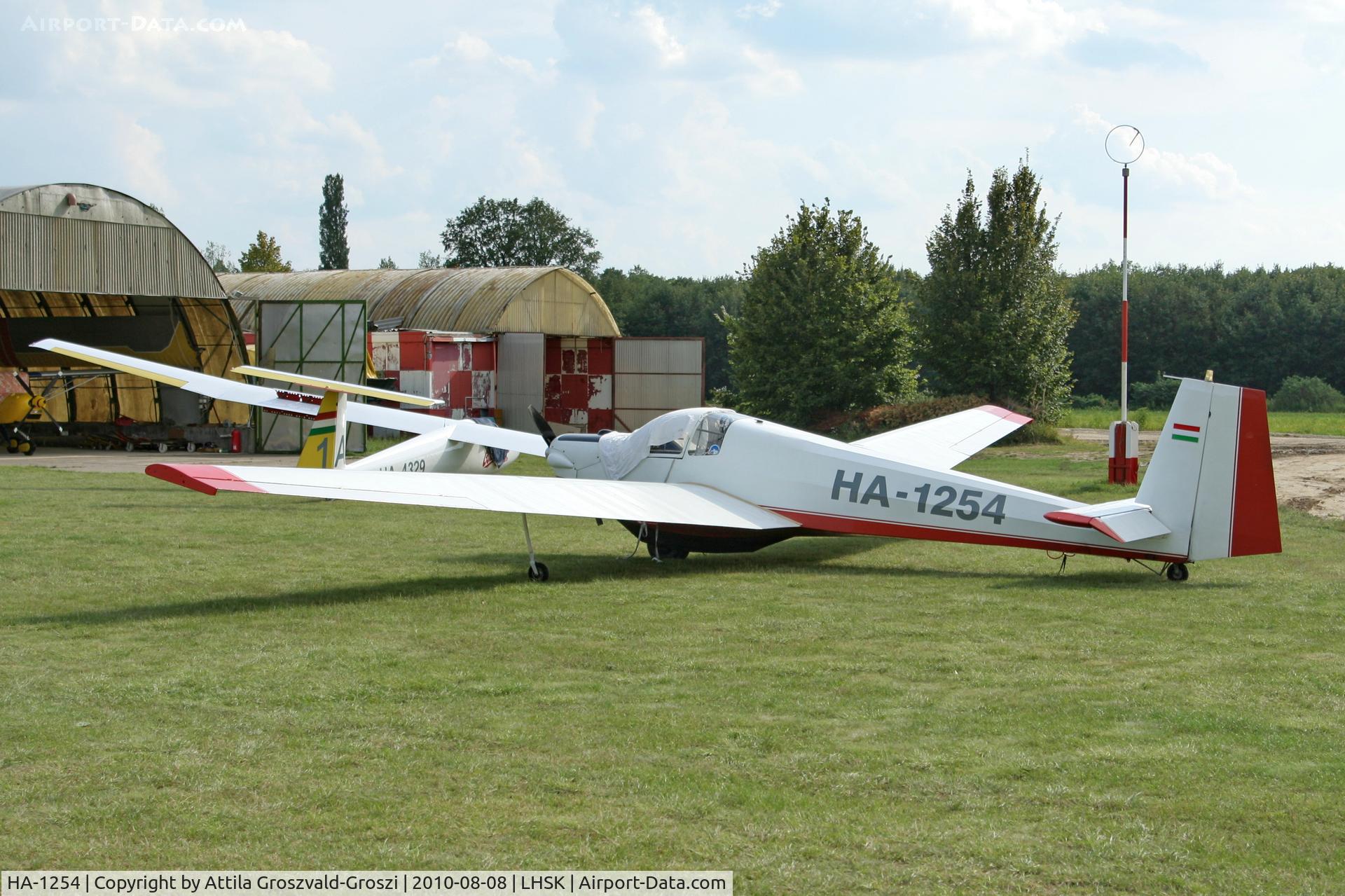 HA-1254, 1973 Scheibe SF-25C Falke C/N 4447, LHSK - Siófok-Kiliti Airport, Hungary