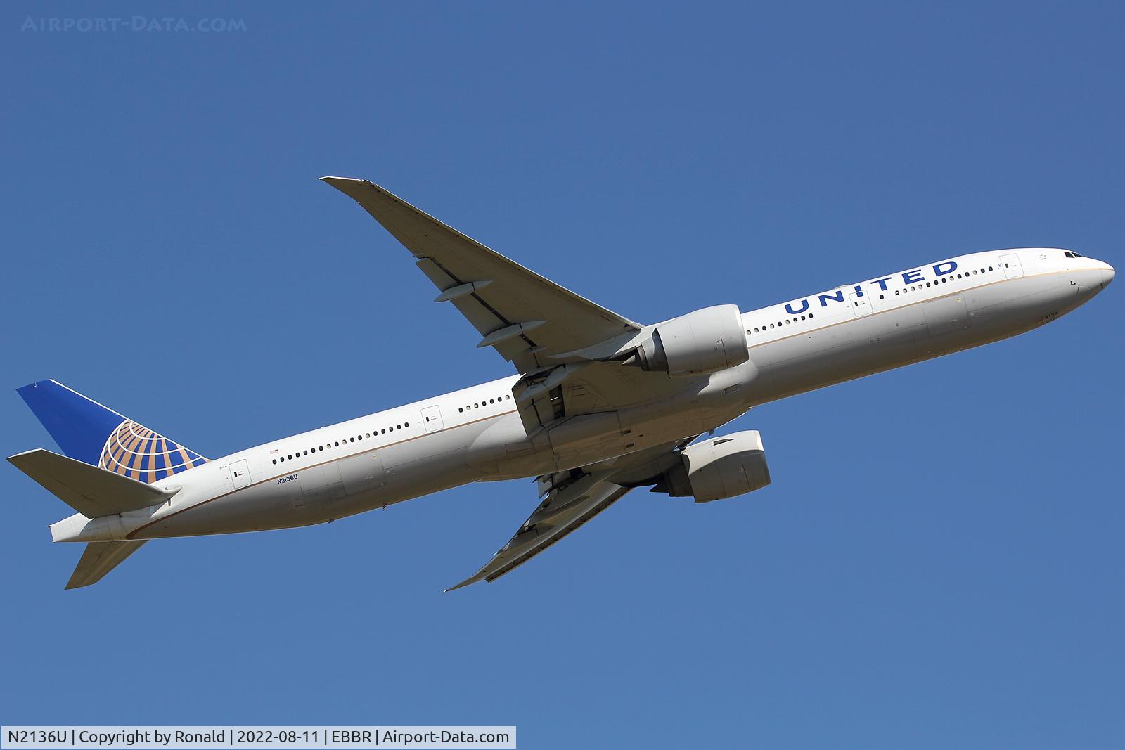N2136U, 2017 Boeing 777-300/ER C/N 62648, at bru