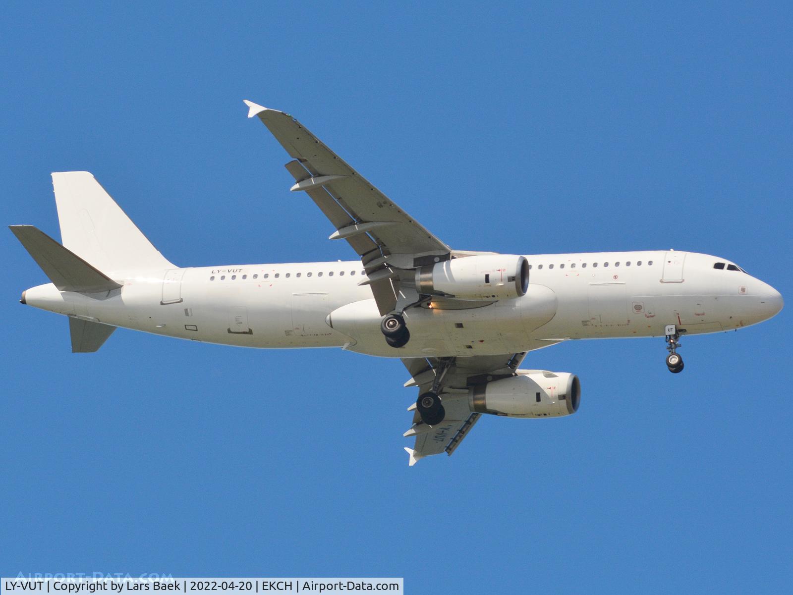 LY-VUT, 2007 Airbus A320-232 C/N 3275, RWY04L