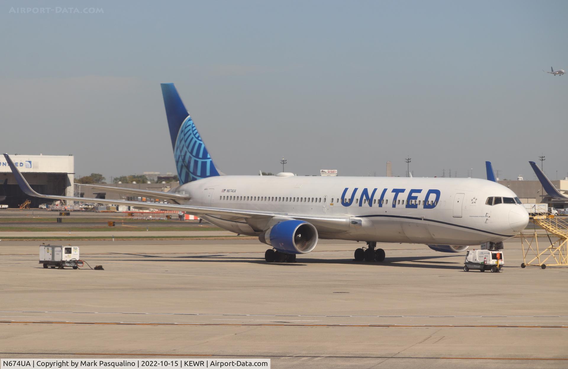 N674UA, 2000 Boeing 767-322 C/N 29242, Boeing 767-322