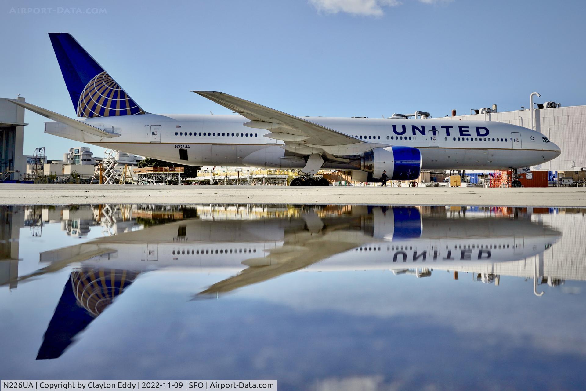 N226UA, 2002 Boeing 777-222 C/N 30226, SFO 2022.