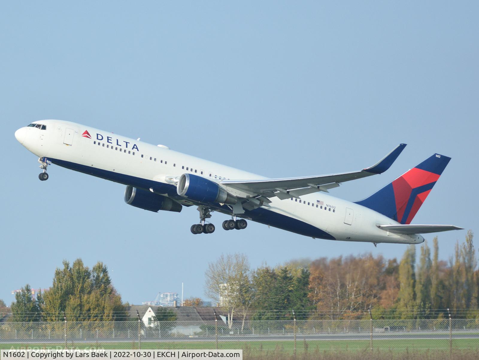 N1602, 1999 Boeing 767-332 C/N 29694, RWY22R from St. Magleby