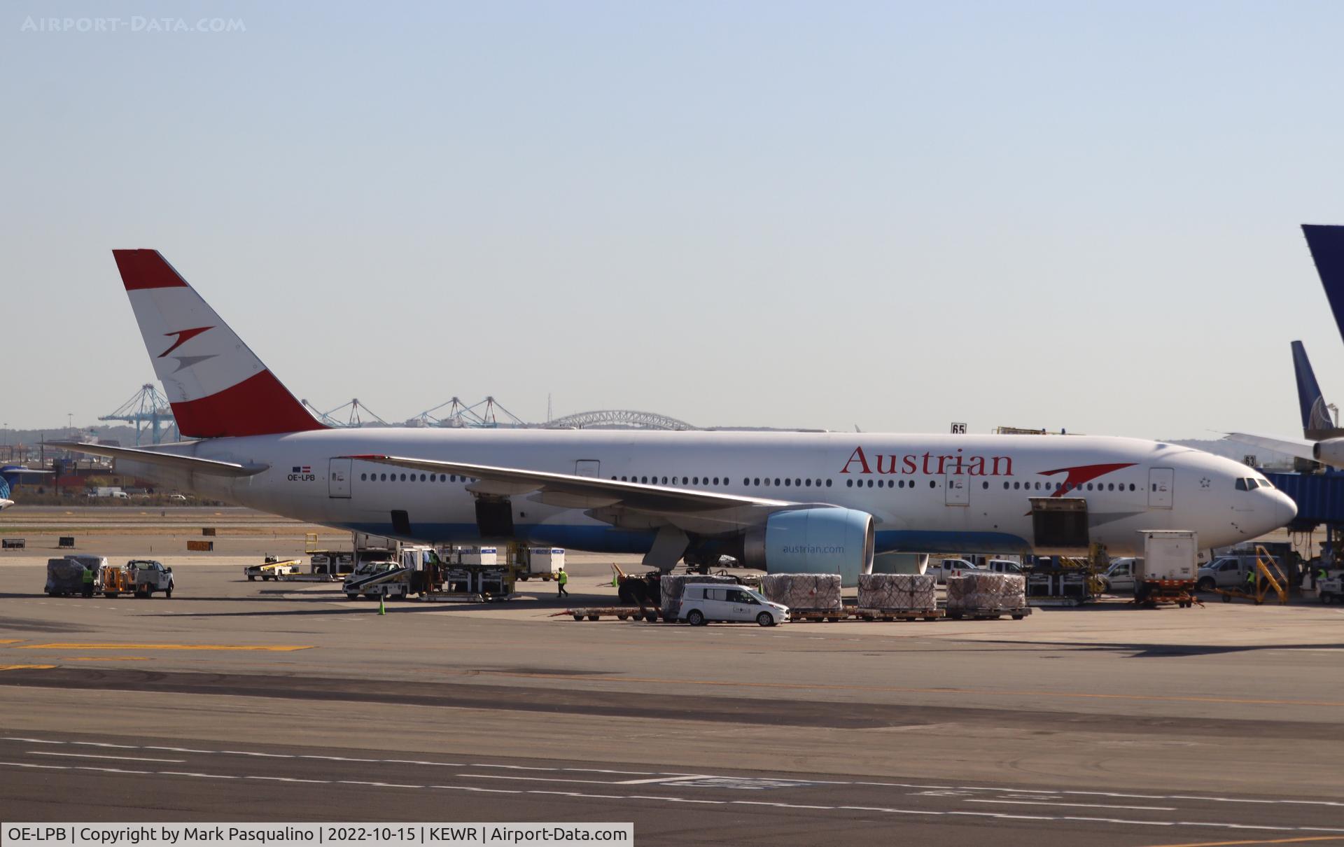 OE-LPB, 1998 Boeing 777-2Z9/ER C/N 28699, Boeing 777-2Z9/ER