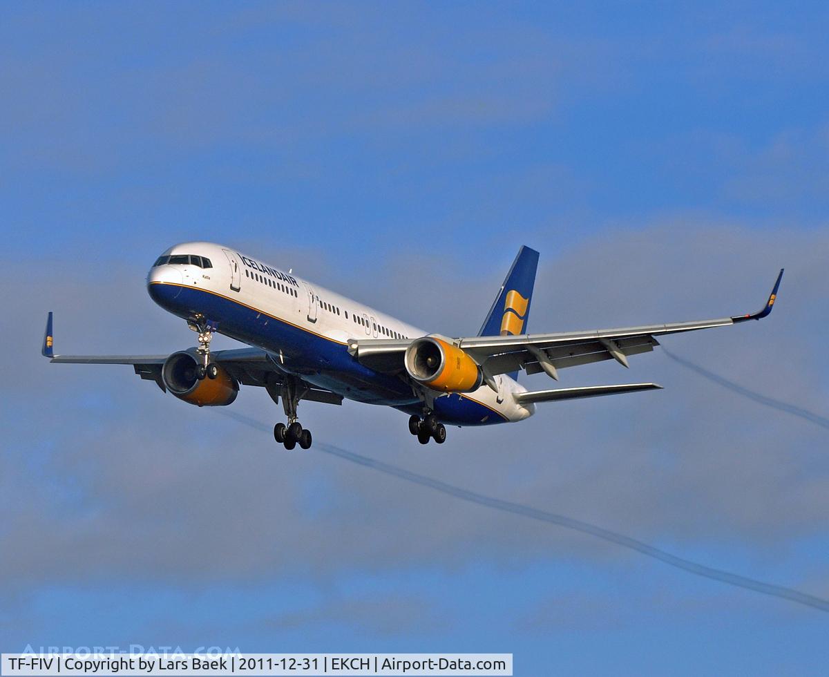 TF-FIV, 2001 Boeing 757-208 C/N 30424, RWY22L
