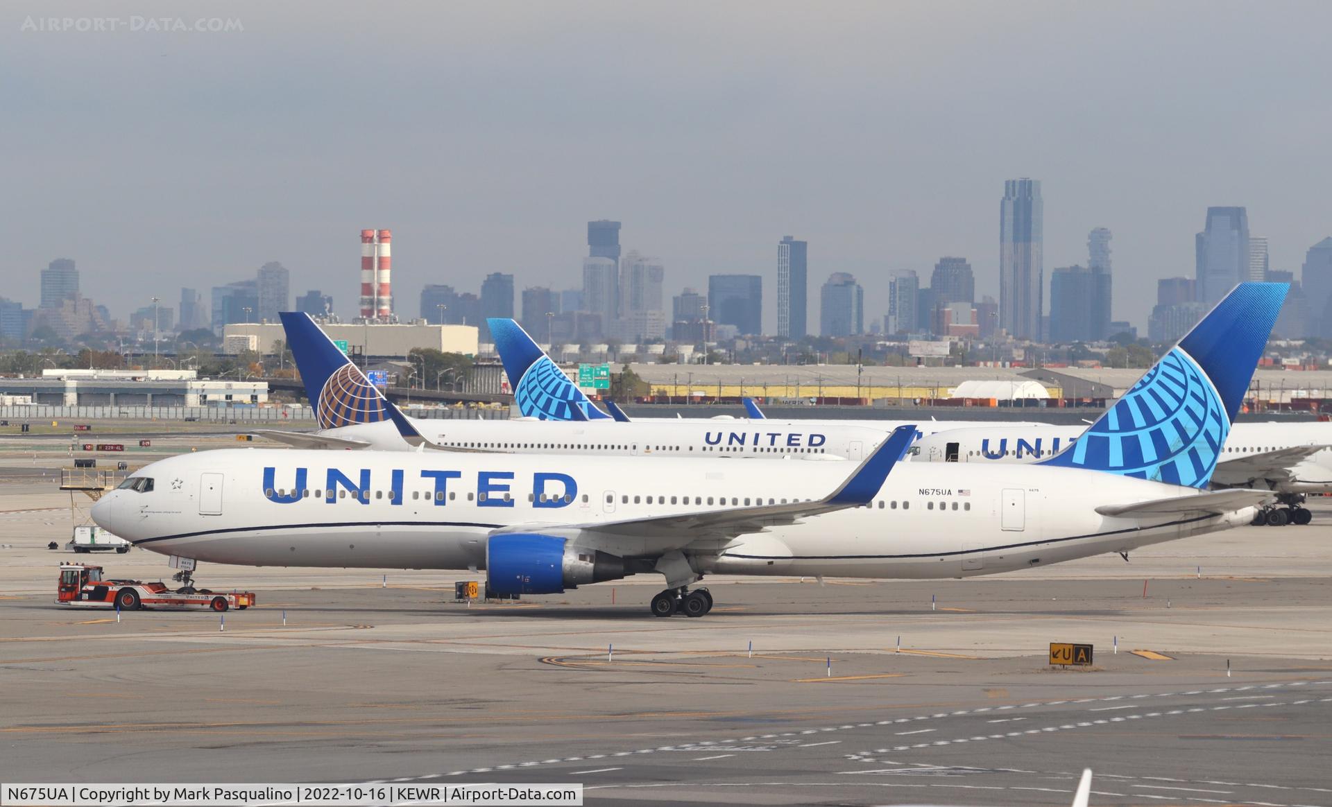 N675UA, 2000 Boeing 767-322 C/N 29243, Boeing 767-322