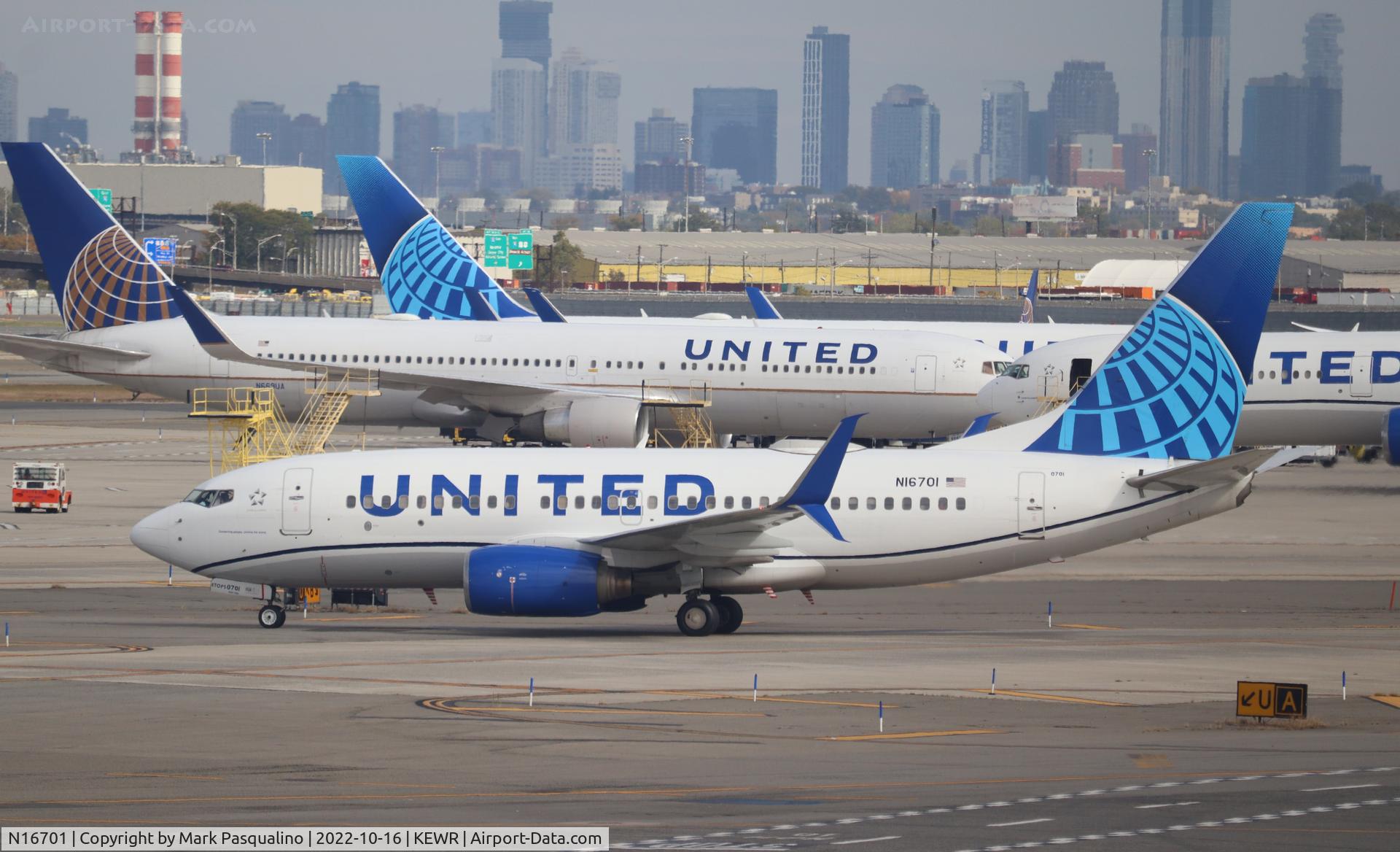 N16701, 1998 Boeing 737-724 C/N 28762, Boeing 737-724