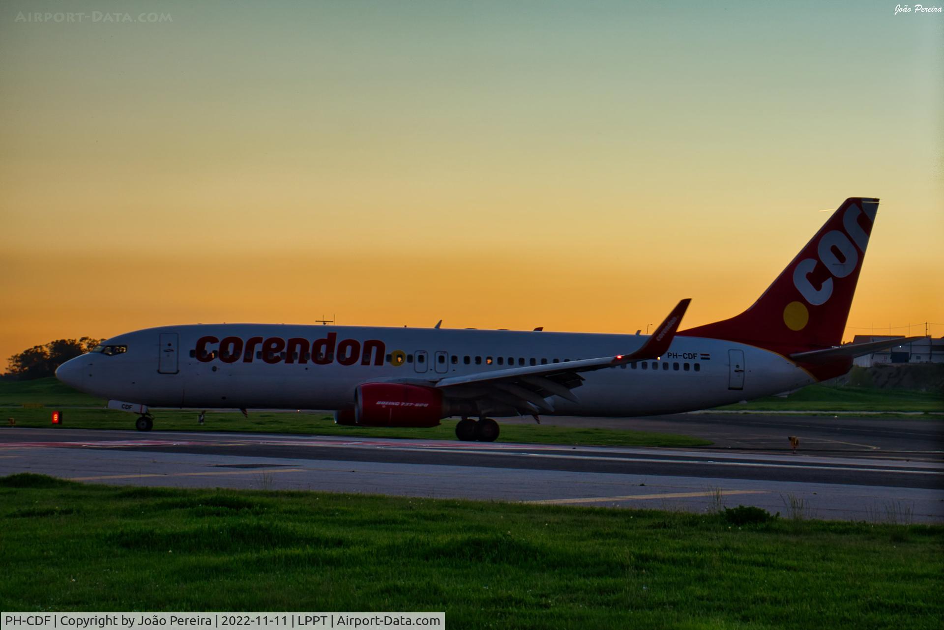 PH-CDF, 1999 Boeing 737-804 C/N 28227, Coredon B738 at Lisbon