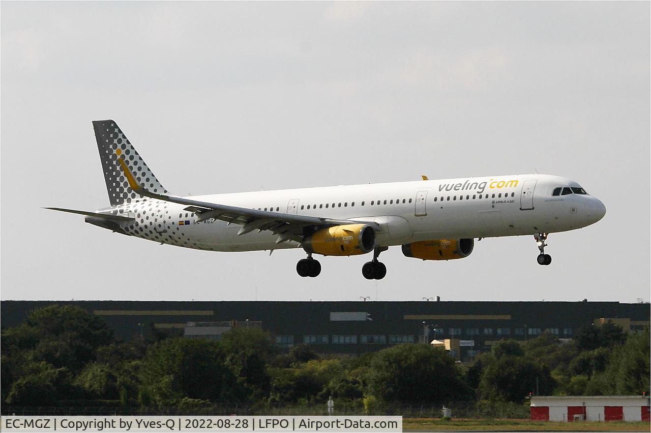EC-MGZ, 2015 Airbus A321-231 C/N 6660, Airbus A321-231, On final rwy 06, Paris-Orly airport (LFPO-ORY)