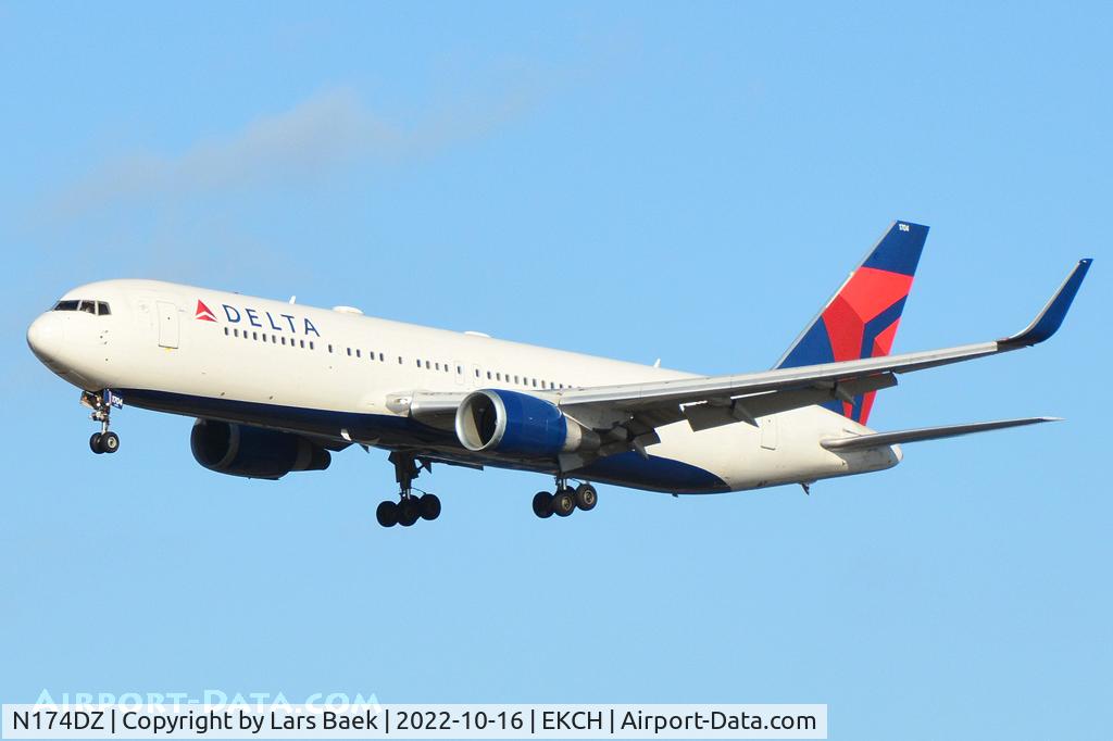 N174DZ, 1998 Boeing 767-332 C/N 29693, RWY22L