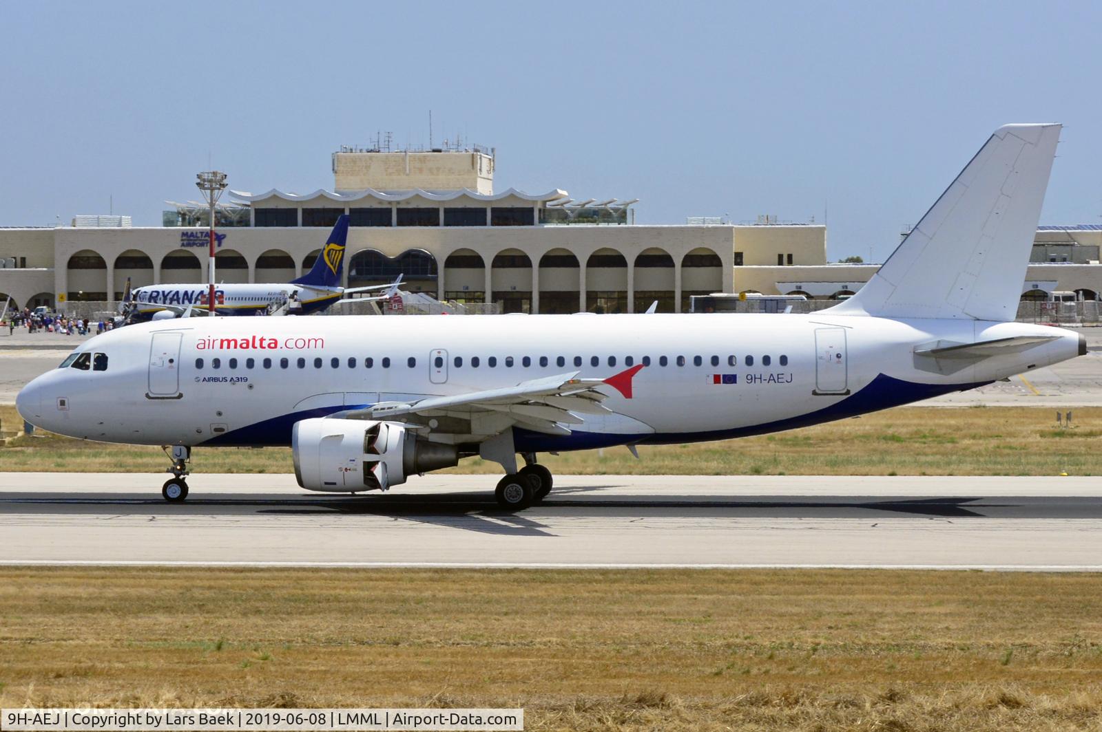 9H-AEJ, 2004 Airbus A319-112 C/N 2186, Taxing
