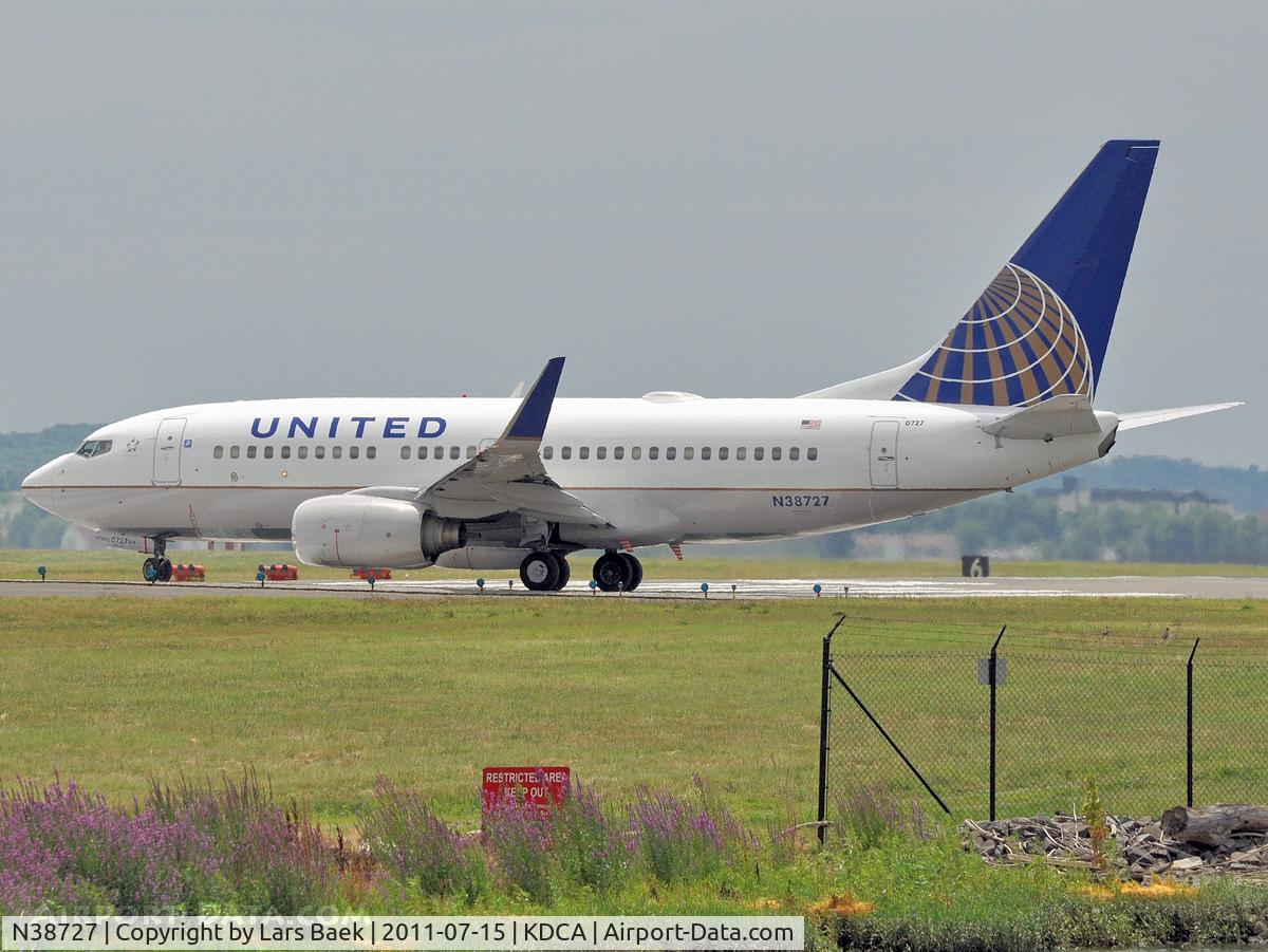N38727, 1999 Boeing 737-724 C/N 28797, Departing from RWY19