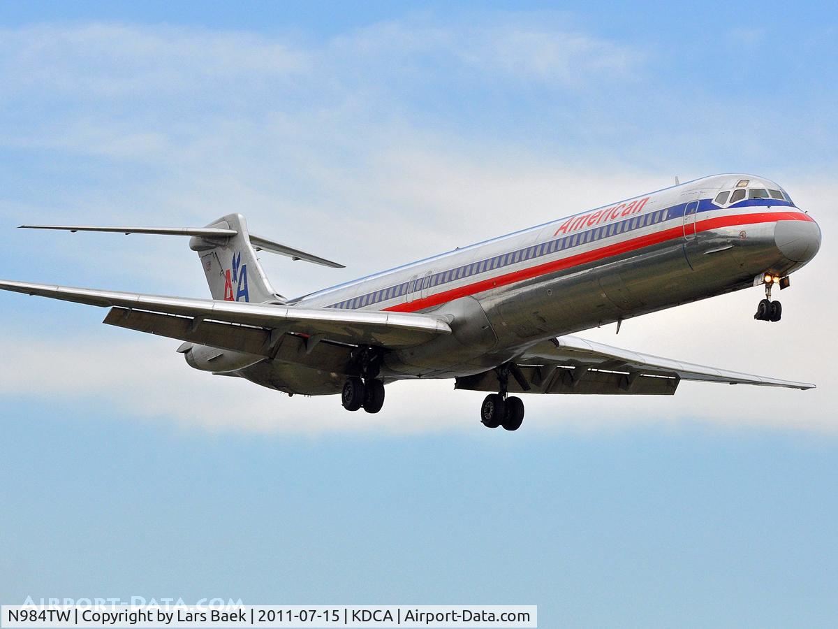 N984TW, 1999 McDonnell Douglas MD-83 (DC-9-83) C/N 53634, Arrive RWY19