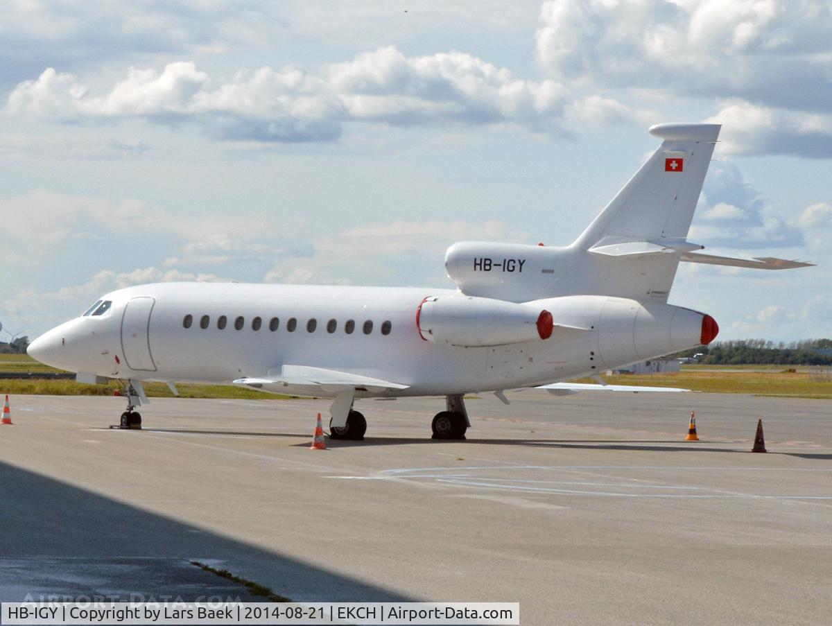HB-IGY, 2001 Dassault Falcon 900EX C/N 95, Parked