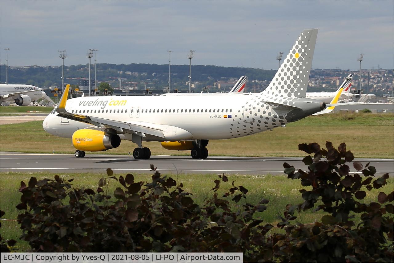 EC-MJC, 2015 Airbus A320-232 C/N 6841, Airbus A320-232, Taxiing rwy 24, Paris-Orly airport (LFPO-ORY)